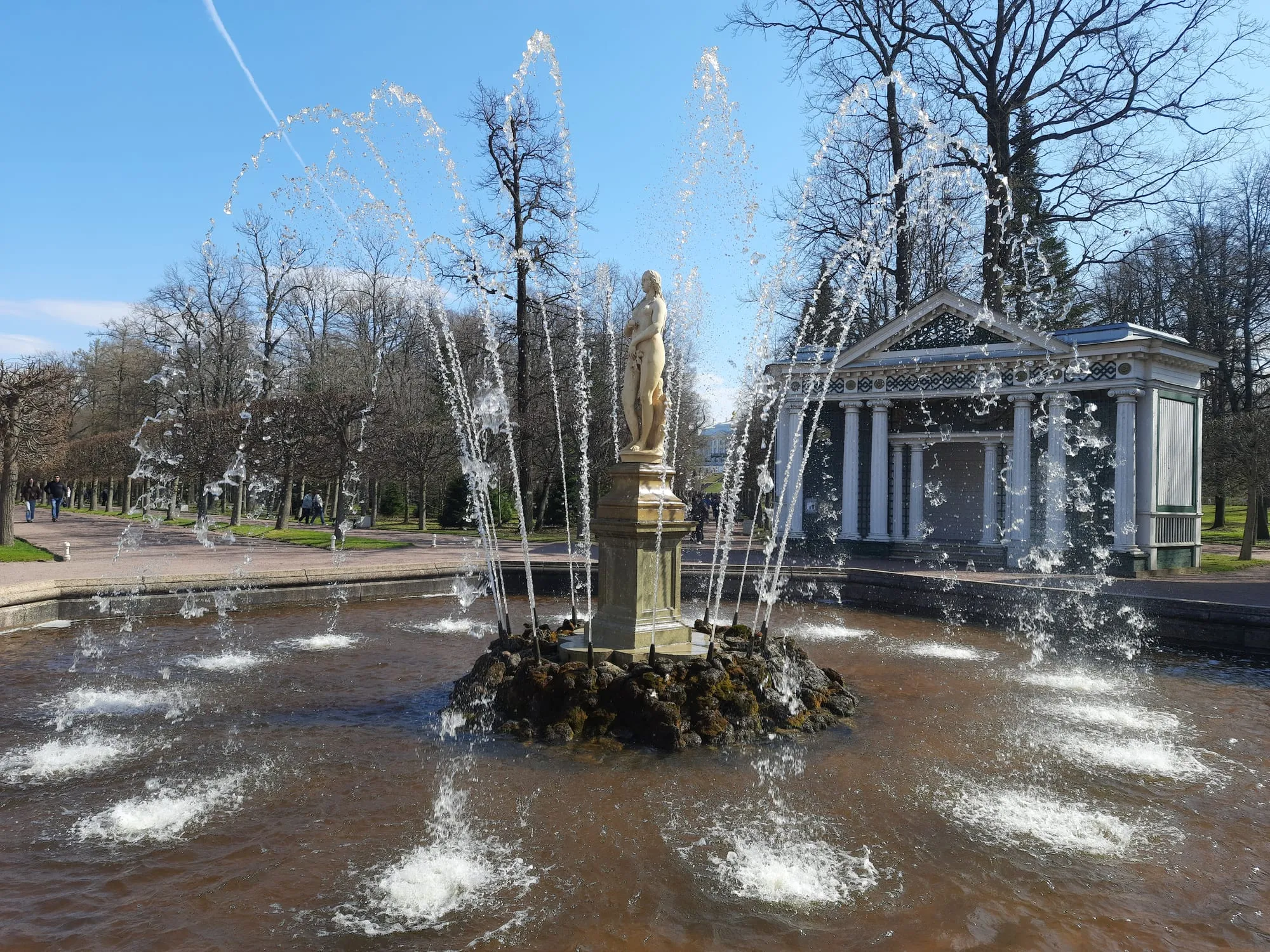 Аллея Нижнего парка Петергофа